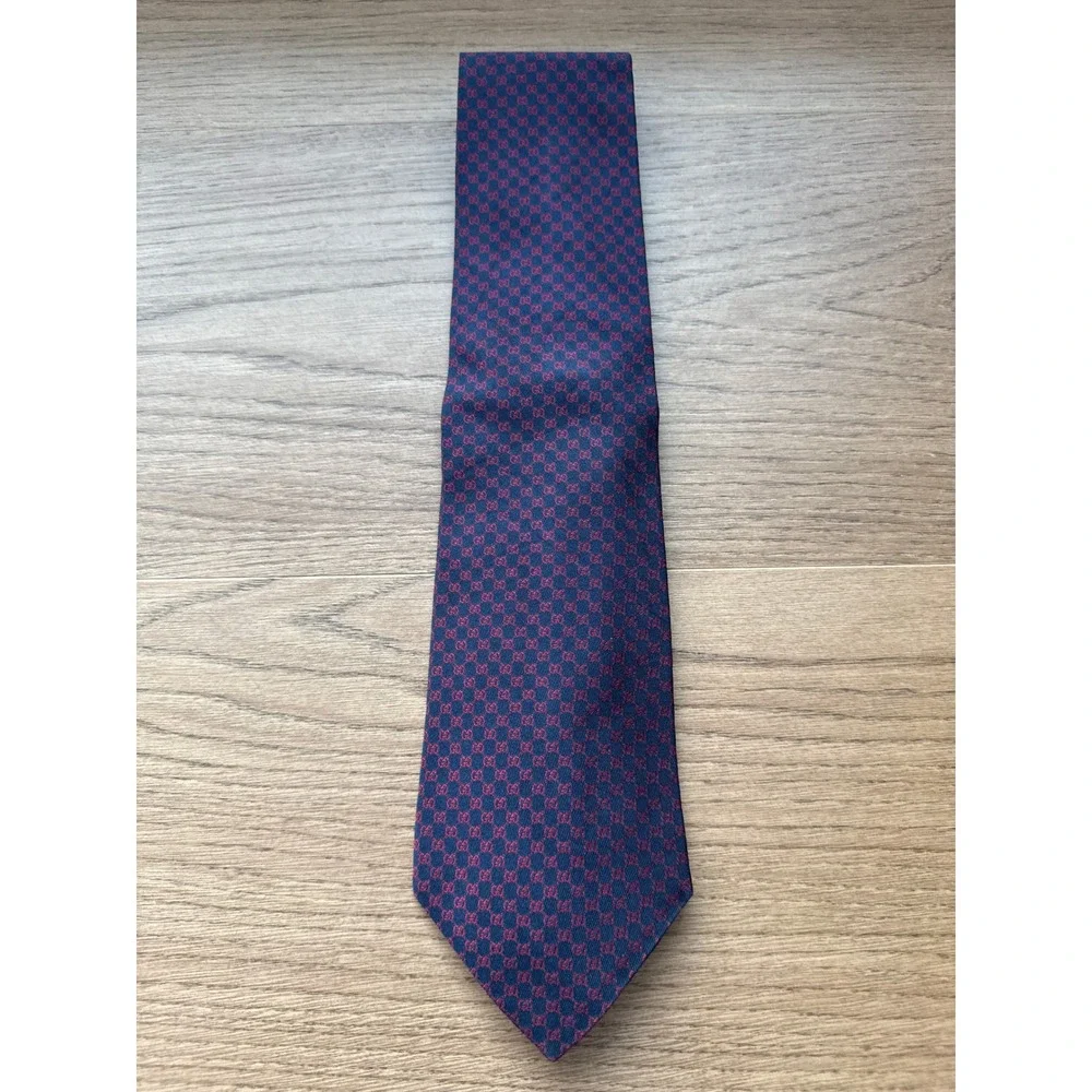 Gucci Mens Silk Tie Navy Blue Red GG Micro Monogram Logo Made in Italy Classic